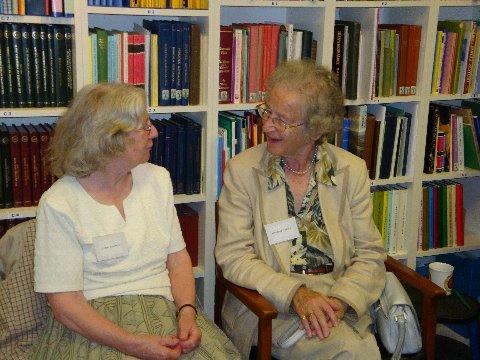 md_satam_pic03.jpg - Cousins Edna Redpath and Margaret Deyes in earnest conversation (MD)