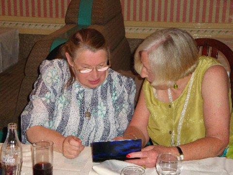 md_sateve_pic23.jpg - Maureen Collins shows photographs to Alicia Riley....... (MD)