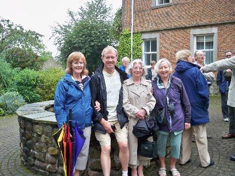 md_sunpm_pic31.jpg - Jenny & Howard Dalton, Edna Redpath and Maureen Collins by the well (HD)