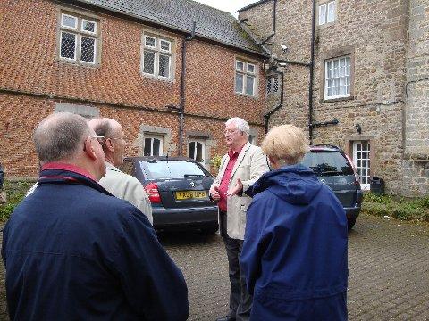 md_sunpm_pic32.jpg - Our local historian explains the history of the Hall to delegates (MD)