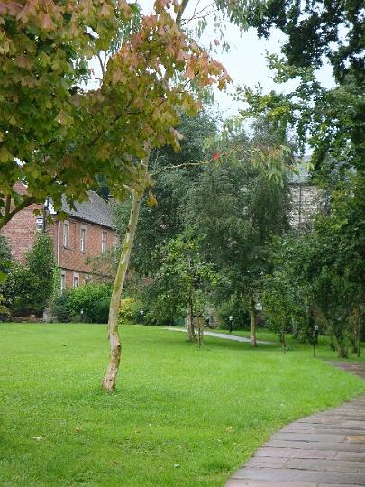 md_sunpm_pic37.jpg - The old Dower House through the trees (MD)