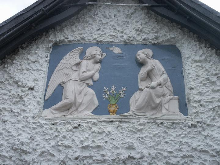 PICT0922.JPG - Figures above doorway in Chapel Lane (MD)