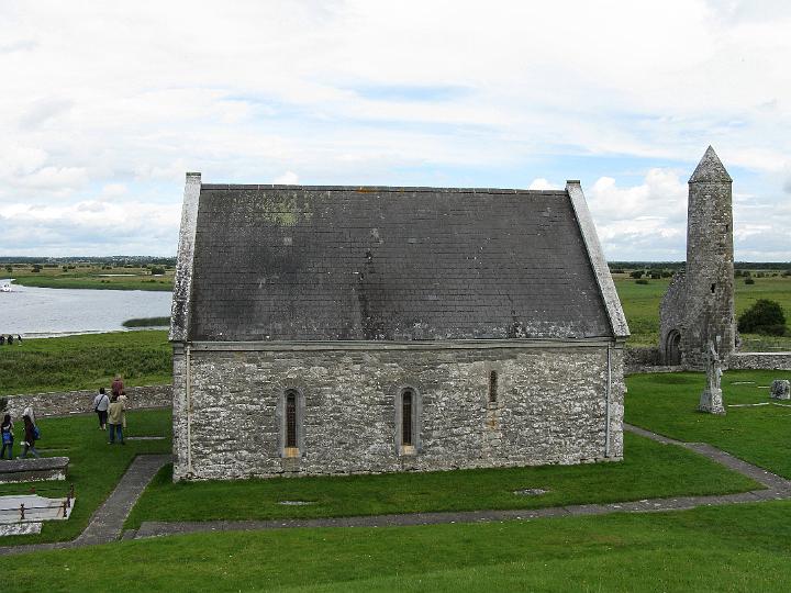 Chapel&McCarthyTower.jpg - Clonmacnoise - Temple Connor and Temple Finghin Round Tower (CN)