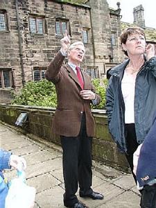 07_09_seppic2.jpg - Sir Bernard de Hoghton greeting visitor Kate Dalton (September 2004 Issue)