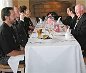 07_11_novpic5.jpg - 2004 Annual Gathering - Members at Dinner (November 2004 Issue)