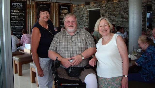 11_04_helenpetermaureen.jpg - Helen Smith (Left) and Maureen Collins meeting Peter Dalton, a New Zealand member (April 2008 Issue)