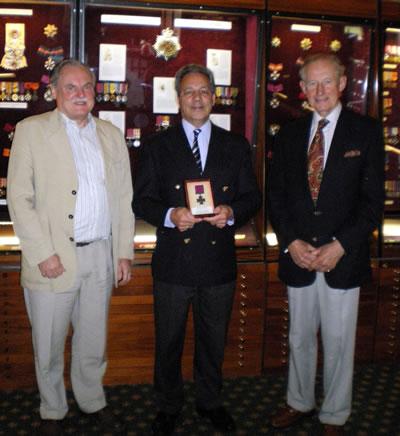 11_07_dgsmndgd.jpg - Michael, Colonel Owen and Sir Geoffrey with James Langley Dalton's VC (July 2008 Issue)