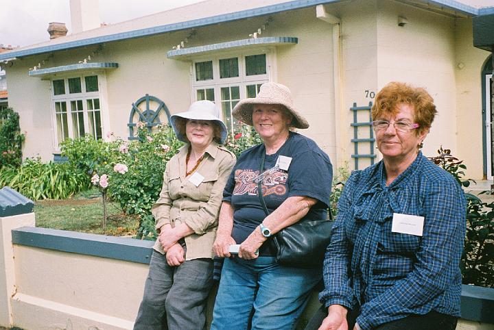 mc_satpm_pic12.JPG - Pat Dalton, Ros Chapman, Virginia Higgins - Saturday tour by Dalton home (MC)