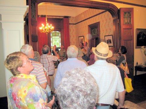 pat_satpm_0398.JPG - Delegates admire the restoration of Mena House, undertaken by Scott Milbank (PD)