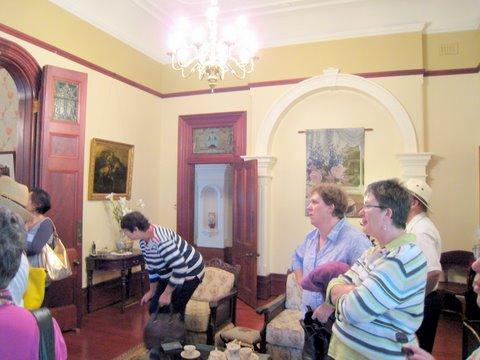 pat_satpm_0399.JPG - Delegates admire the restoration of Mena House, undertaken by Scott Milbank (PD)